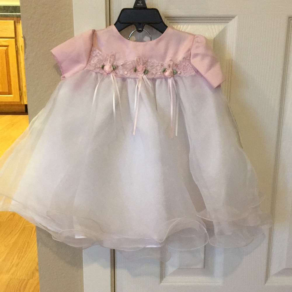 Beautiful pick and white dress 12 months.
